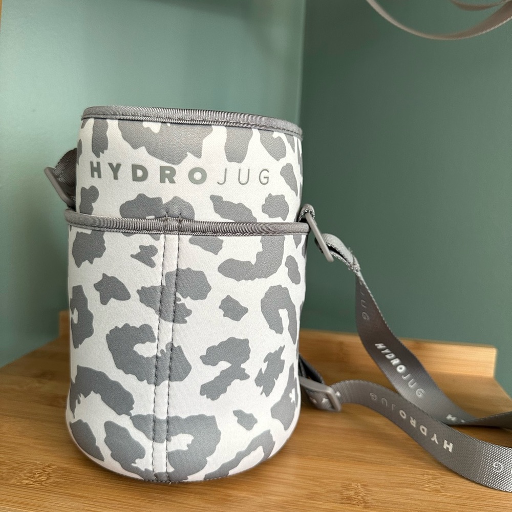 Hydrojug pro snow leopard sleeve